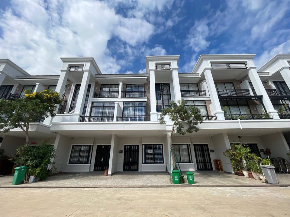 Air-conditioned link house rental, Sangkat Veal Sbov, Boeung Snor