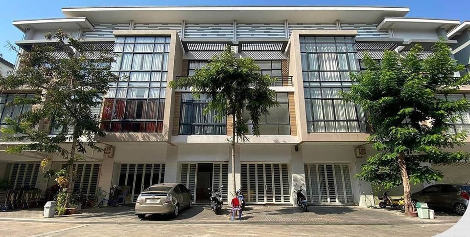 Boeung Snor shophouse, ground-floor shop plus upper living