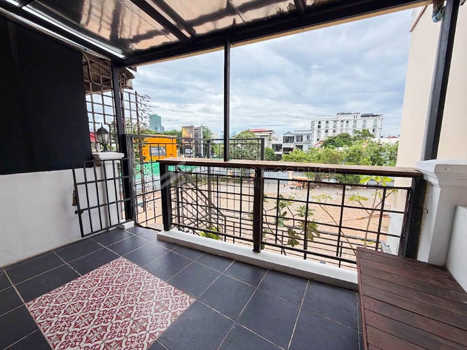 Duplex 3-bedroom Renovated apartment for rent in Tonle Bassac