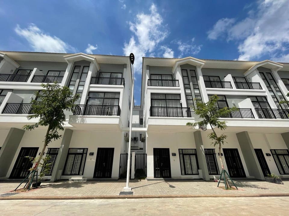 Four-Bedroom Link House to Let, Extra Side Land