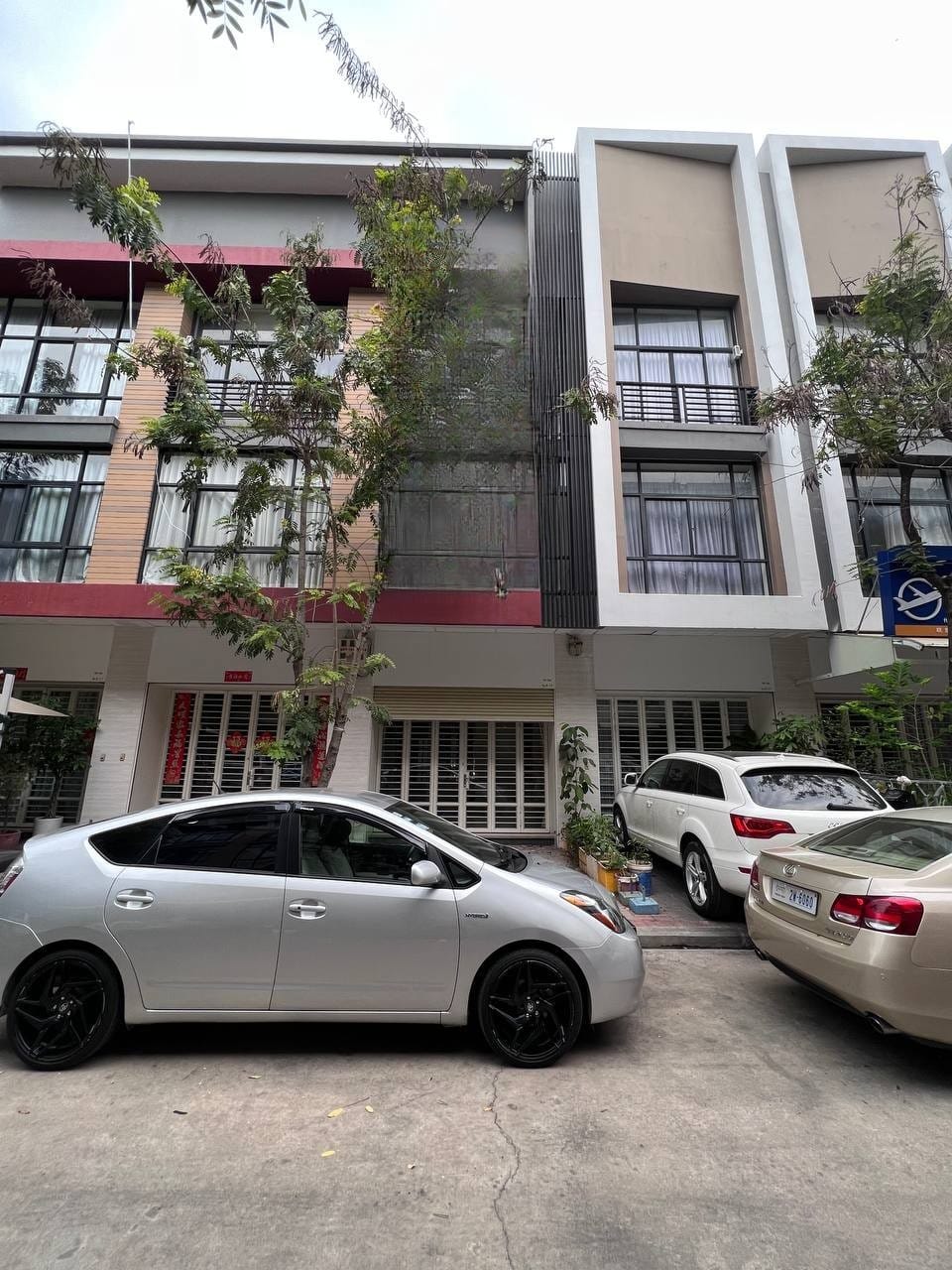 Four-Bedroom Link Shophouse to Rent in Boeung Snor