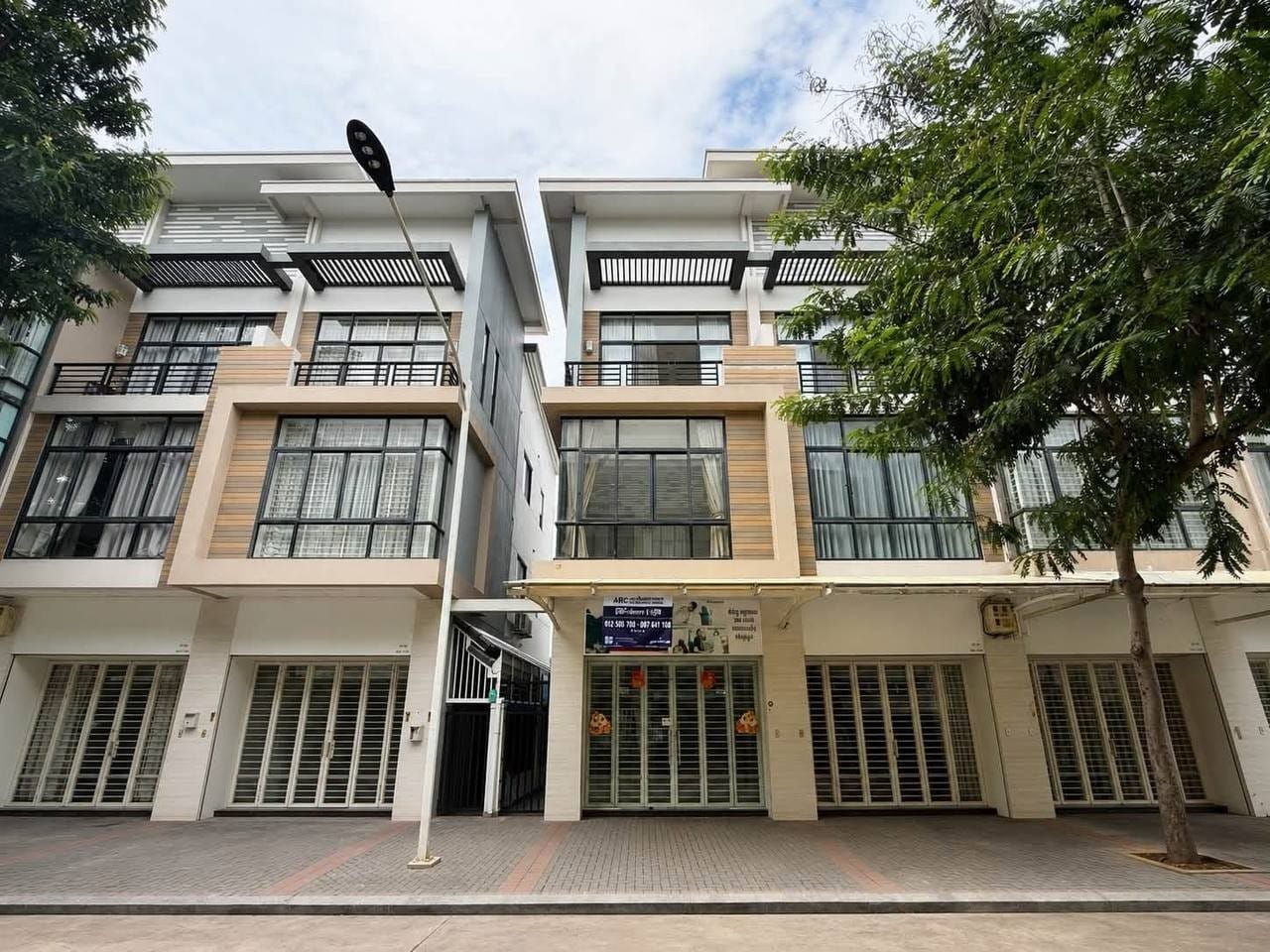 Four-Bedroom Shophouse To Rent With Built-Ins, Boeung Snor, main photo