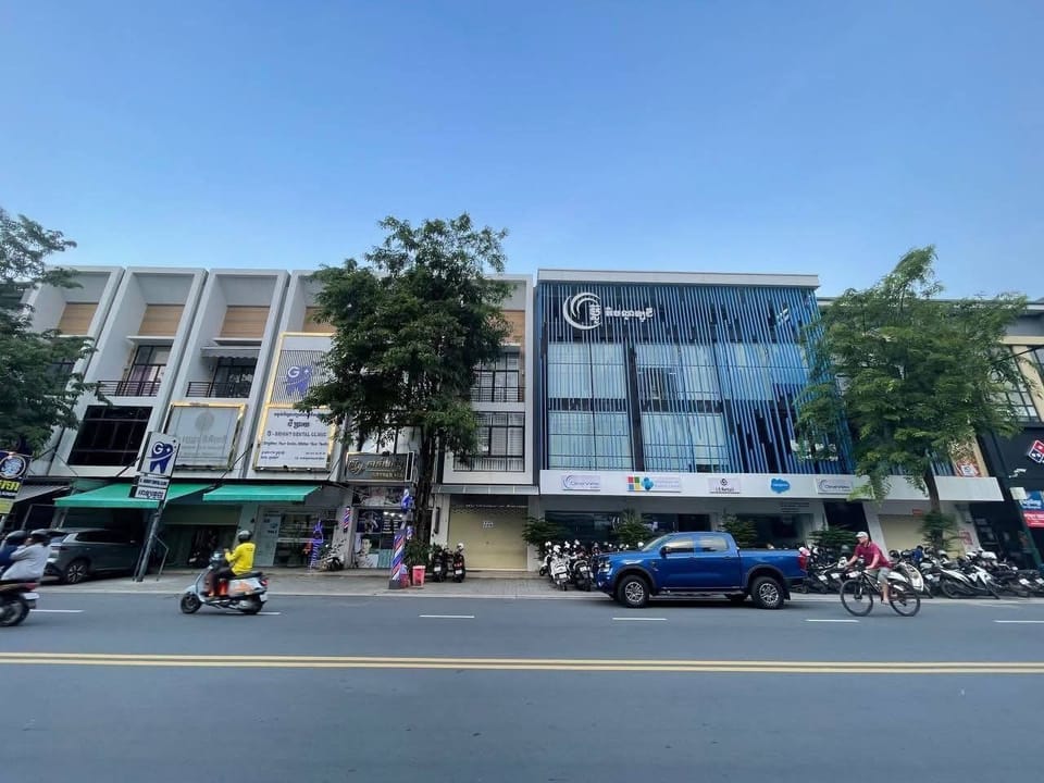 Main-Road Shophouse to Rent, 950 Dollars Monthly