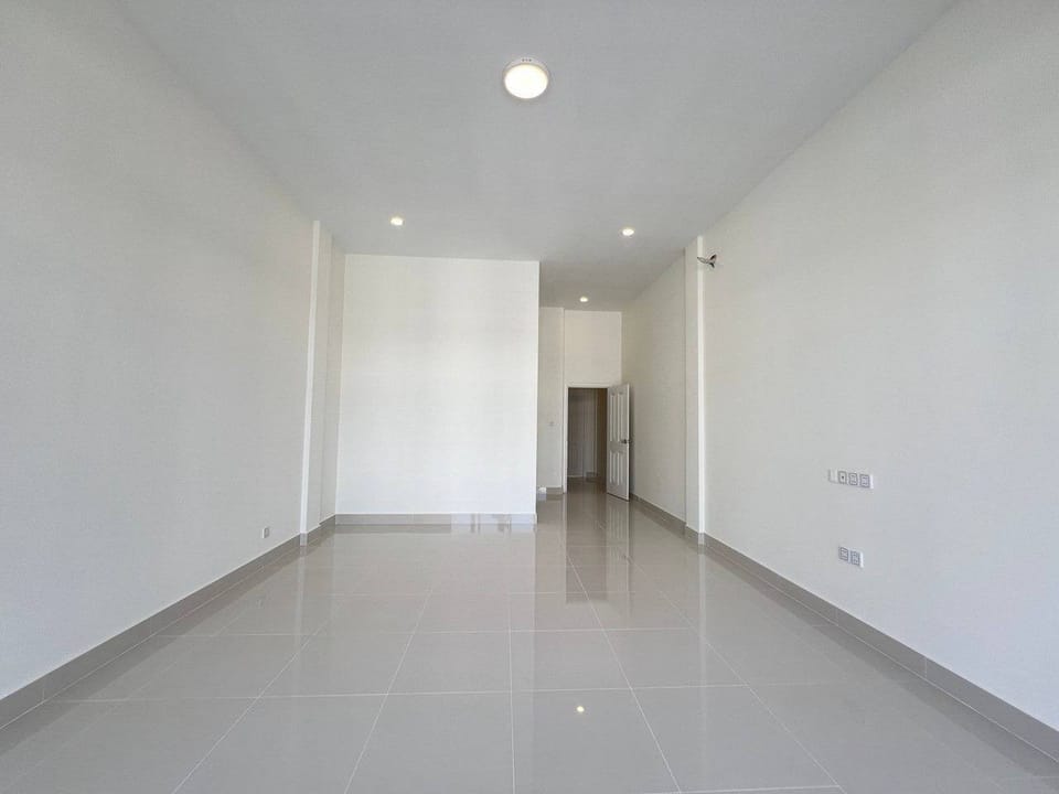Shophouse to Rent at Capital One, 750 Dollars Monthly