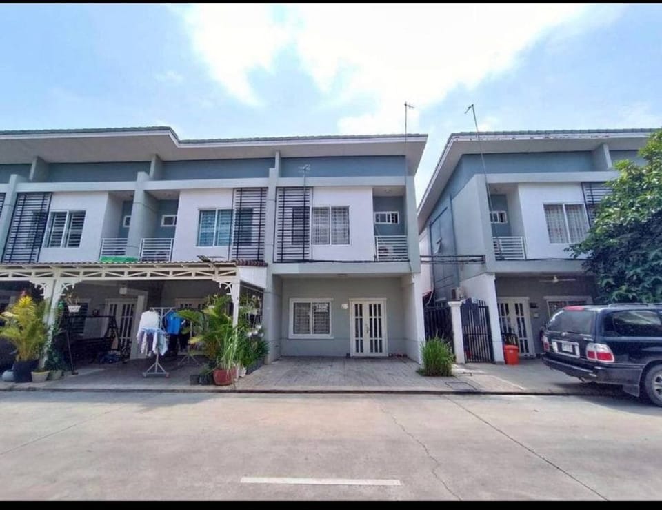 South-facing link house to rent, Sangkat Nirouth