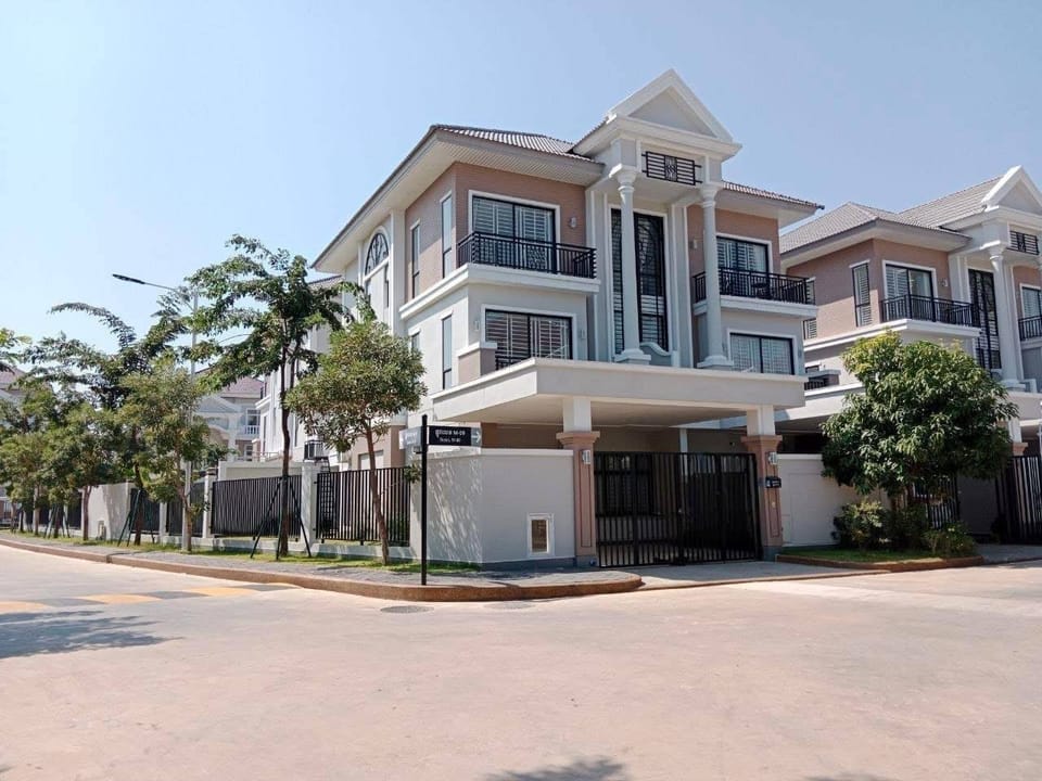 Spacious Four-Bedroom Corner Villa to Rent, Boeung Snor
