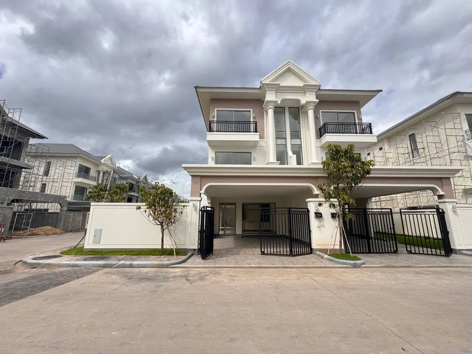 Spacious Three-Storey Twin Villa To Rent, Veal Sbov, photo 8